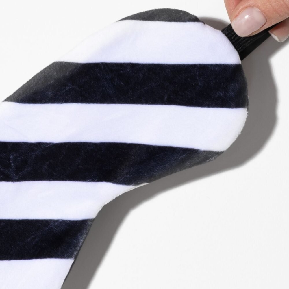 zbliżenie na materiał opaski na oczy